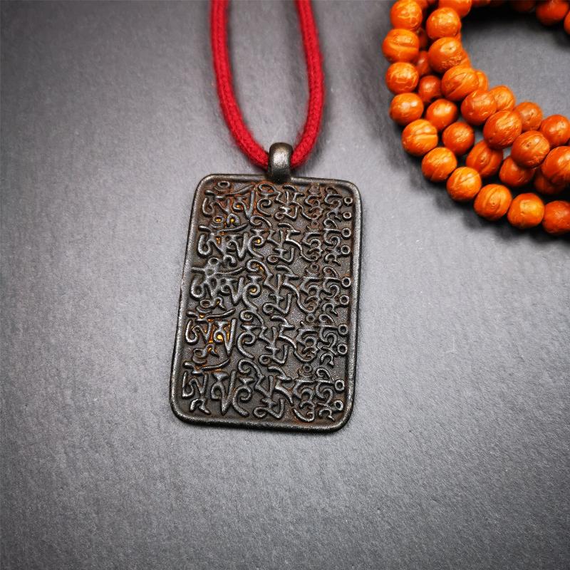 This badge is made by Tibetan craftsmen from Hepo Town, Baiyu County, the birthplace of the famous Tibetan handicrafts. It is made of copper, 2.52 × 1.57 inches. The front is the OM mantra and the back is body, speech, and mind.