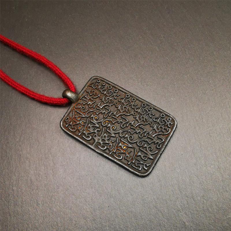This badge is made by Tibetan craftsmen from Hepo Town, Baiyu County, the birthplace of the famous Tibetan handicrafts. It is made of copper, 2.52 × 1.57 inches. The front is the OM mantra and the back is body, speech, and mind.