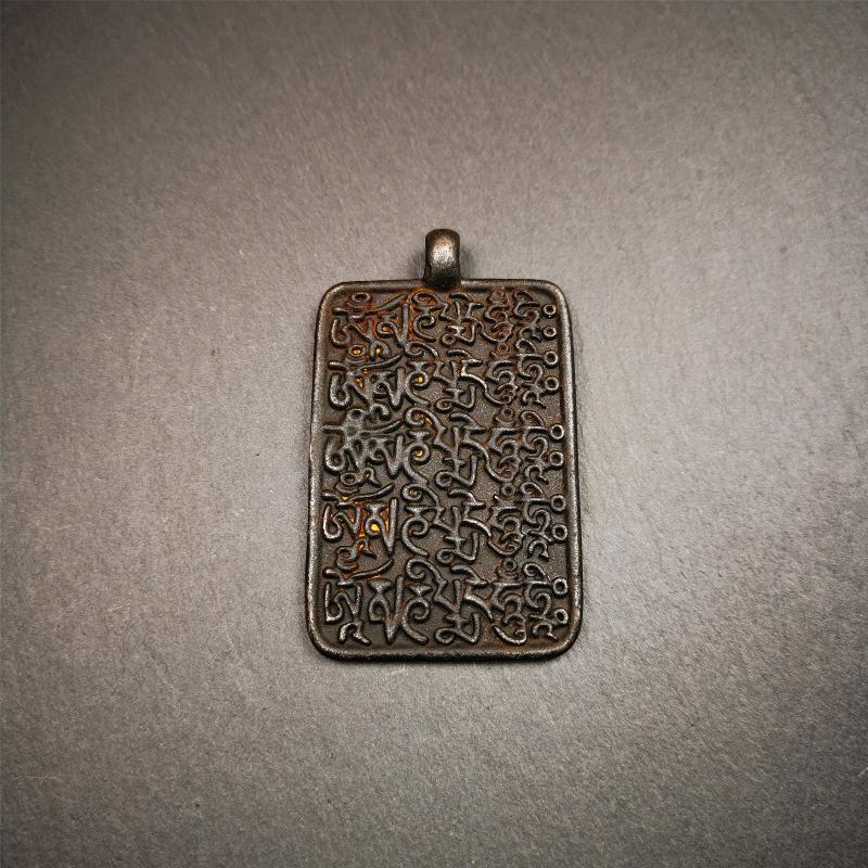 This badge is made by Tibetan craftsmen from Hepo Town, Baiyu County, the birthplace of the famous Tibetan handicrafts. It is made of copper, 2.52 × 1.57 inches. The front is the OM mantra and the back is body, speech, and mind.