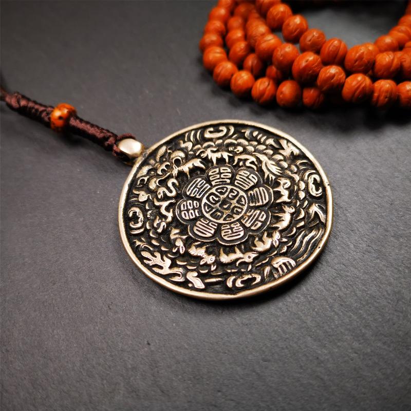 This type of melong amulet was made by Tibetan craftsmen and come from Hepo Town, Baiyu County, the birthplace of the famous Tibetan handicrafts,blessed by lama from Rejia Monastery,about 30 years old. It is made of lima brass,round shape,2.16 inches