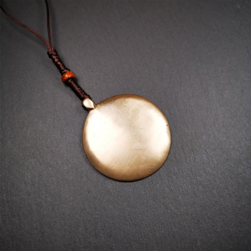 This type of melong amulet was made by Tibetan craftsmen and come from Hepo Town, Baiyu County, the birthplace of the famous Tibetan handicrafts,blessed by lama from Rejia Monastery,about 30 years old. It is made of lima brass,round shape,2.16 inches