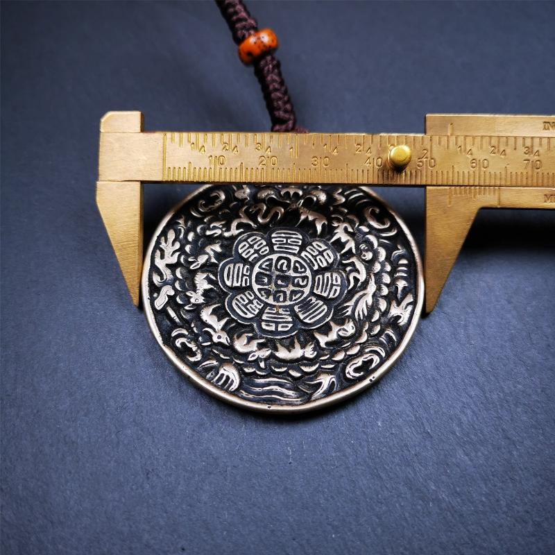 This type of melong amulet was made by Tibetan craftsmen and come from Hepo Town, Baiyu County, the birthplace of the famous Tibetan handicrafts,blessed by lama from Rejia Monastery,about 30 years old. It is made of lima brass,round shape,2.16 inches
