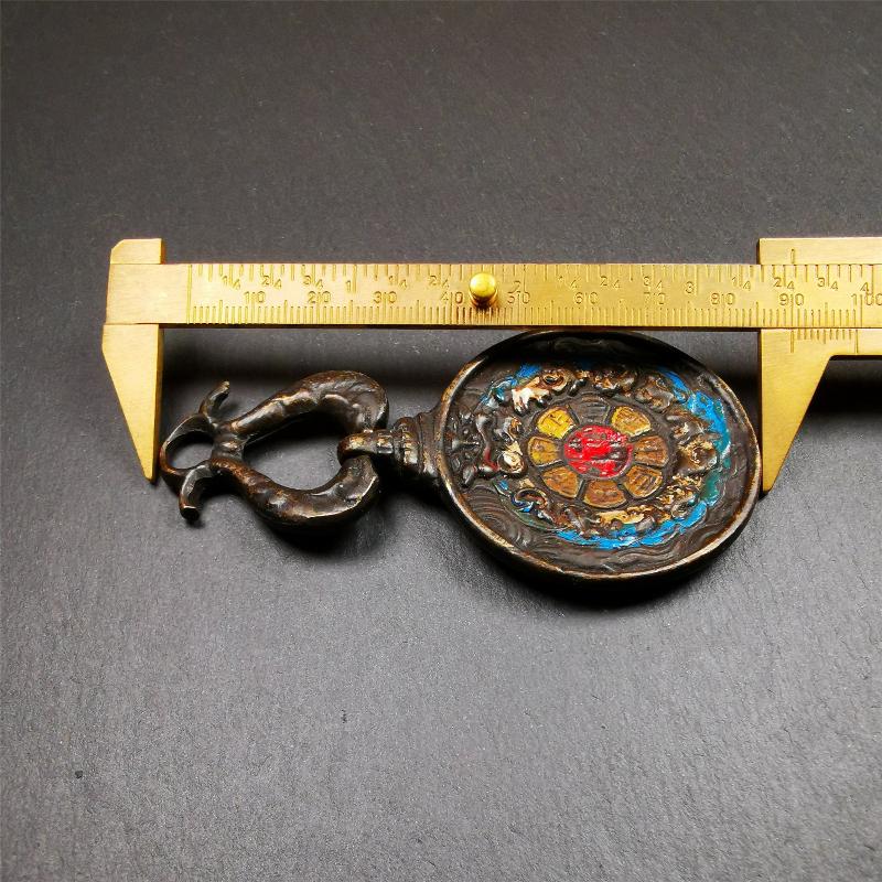 This unique Panjaramahakala Melong Amulet was collected from Goinqên Monastery,about 40 years old,bless by lama. It is round shape,made of brass,1.89 inch diameter.The top is a double fish hanging ring,the front pattern is Tibetan Budhist calendar symbol - SIPAHO(srid pa ho),and the back is Panjaramahakala.