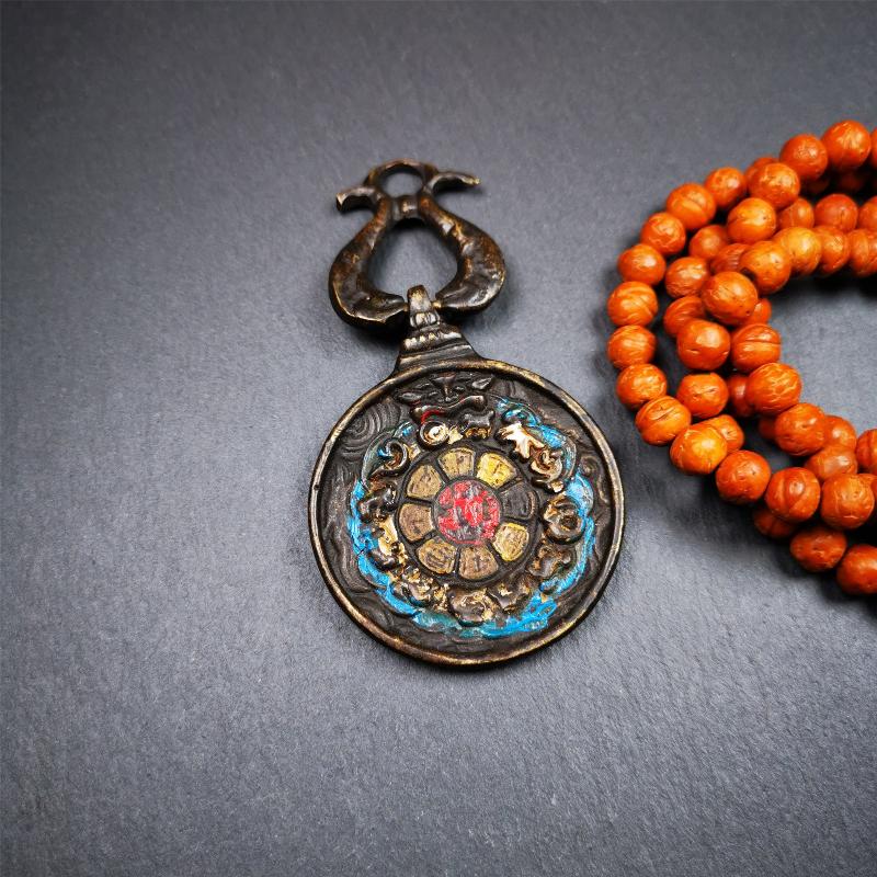 This unique Panjaramahakala Melong Amulet was collected from Goinqên Monastery,about 40 years old,bless by lama. It is round shape,made of brass,1.89 inch diameter.The top is a double fish hanging ring,the front pattern is Tibetan Budhist calendar symbol - SIPAHO(srid pa ho),and the back is Panjaramahakala.