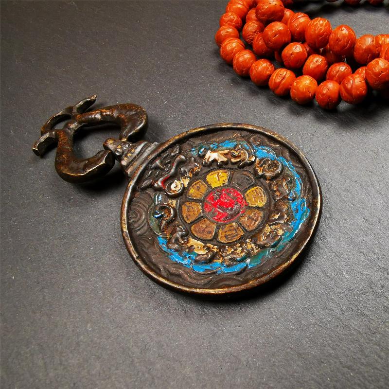 This unique Panjaramahakala Melong Amulet was collected from Goinqên Monastery,about 40 years old,bless by lama. It is round shape,made of brass,1.89 inch diameter.The top is a double fish hanging ring,the front pattern is Tibetan Budhist calendar symbol - SIPAHO(srid pa ho),and the back is Panjaramahakala.