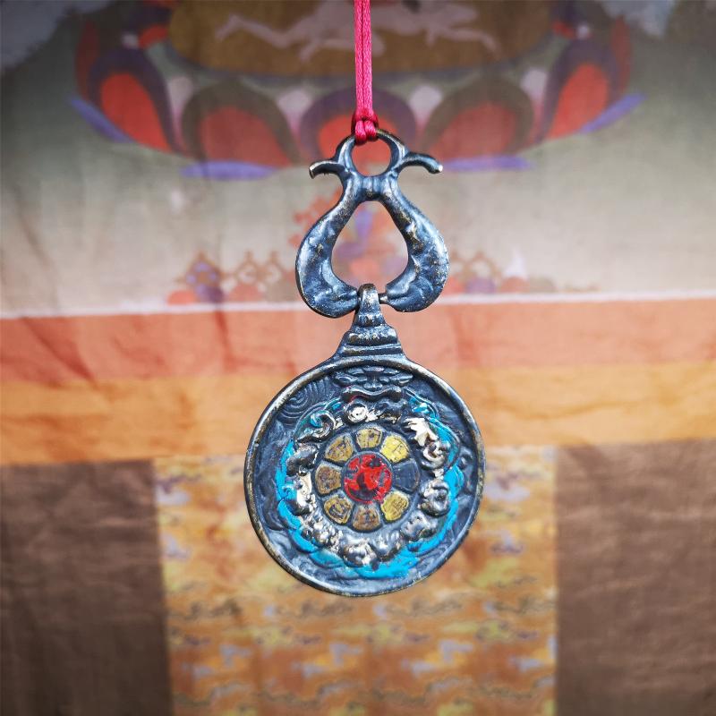 This unique Panjaramahakala Melong Amulet was collected from Goinqên Monastery,about 40 years old,bless by lama. It is round shape,made of brass,1.89 inch diameter.The top is a double fish hanging ring,the front pattern is Tibetan Budhist calendar symbol - SIPAHO(srid pa ho),and the back is Panjaramahakala.