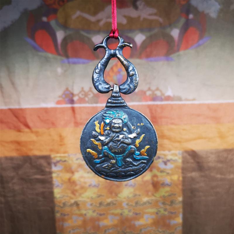 This unique Panjaramahakala Melong Amulet was collected from Goinqên Monastery,about 40 years old,bless by lama. It is round shape,made of brass,1.89 inch diameter.The top is a double fish hanging ring,the front pattern is Tibetan Budhist calendar symbol - SIPAHO(srid pa ho),and the back is Panjaramahakala.
