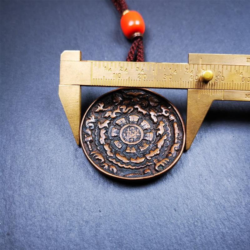 This type of sipaho badge was made by Tibetan craftsmen and come from Hepo Town, Baiyu County, the birthplace of the famous Tibetan handicrafts. It is made of copper,1.7 inch diameter,the front is Tibetan Budhist amulet symbol - Melong / sipaho.