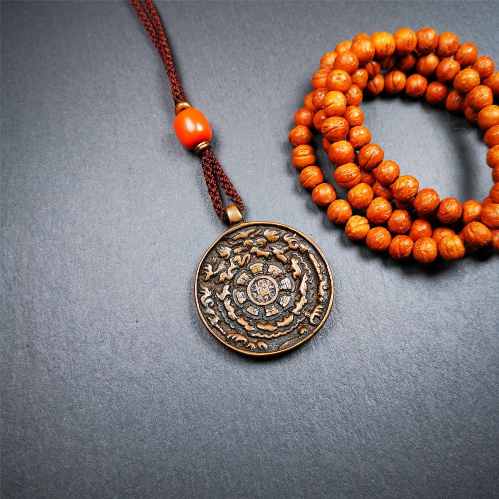 This type of sipaho badge was made by Tibetan craftsmen and come from Hepo Town, Baiyu County, the birthplace of the famous Tibetan handicrafts. It is made of copper,1.7 inch diameter,the front is Tibetan Budhist amulet symbol - Melong / sipaho.