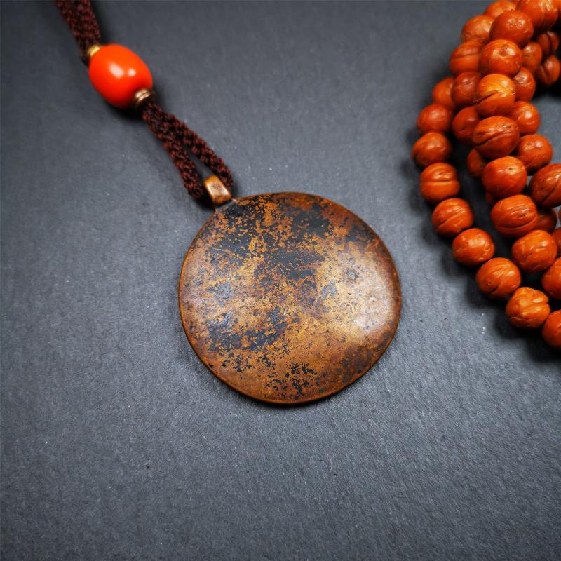 This type of sipaho badge was made by Tibetan craftsmen and come from Hepo Town, Baiyu County, the birthplace of the famous Tibetan handicrafts. It is made of copper,1.7 inch diameter,the front is Tibetan Budhist amulet symbol - Melong / sipaho.