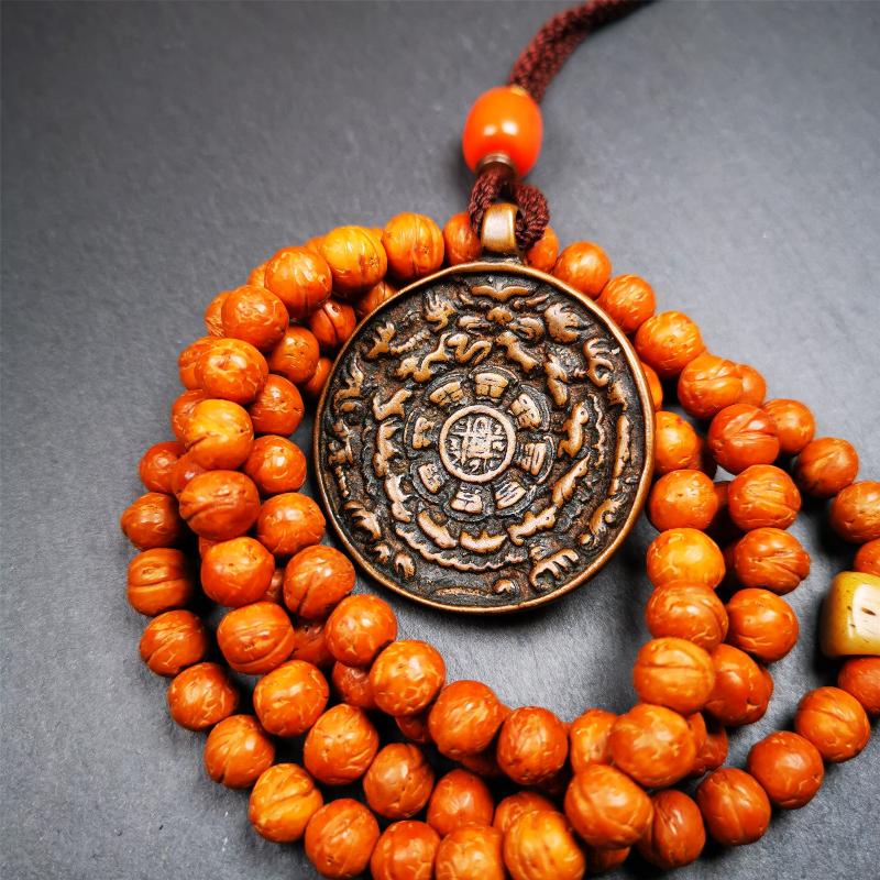 This type of sipaho badge was made by Tibetan craftsmen and come from Hepo Town, Baiyu County, the birthplace of the famous Tibetan handicrafts. It is made of copper,1.7 inch diameter,the front is Tibetan Budhist amulet symbol - Melong / sipaho.