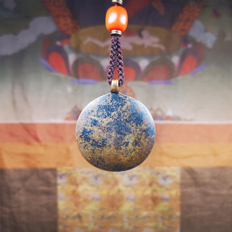 This type of sipaho badge was made by Tibetan craftsmen and come from Hepo Town, Baiyu County, the birthplace of the famous Tibetan handicrafts. It is made of copper,1.7 inch diameter,the front is Tibetan Budhist amulet symbol - Melong / sipaho.