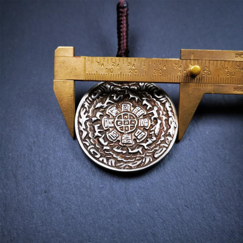 This type of Kirtimukha melong amulet was made by Tibetan craftsmen and come from Hepo Town, Baiyu County, Tibet. It is made of copper,1.7 inch diameter,the front is Tibetan Budhist amulet symbol - Melong / sipaho,tha back is Kirtimukha.