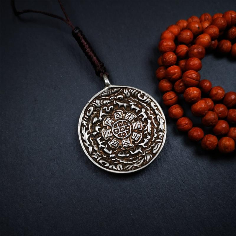 This type of Kirtimukha melong amulet was made by Tibetan craftsmen and come from Hepo Town, Baiyu County, Tibet. It is made of copper,1.7 inch diameter,the front is Tibetan Budhist amulet symbol - Melong / sipaho,tha back is Kirtimukha.