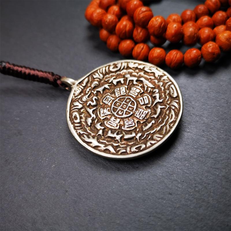 This type of Kirtimukha melong amulet was made by Tibetan craftsmen and come from Hepo Town, Baiyu County, Tibet. It is made of copper,1.7 inch diameter,the front is Tibetan Budhist amulet symbol - Melong / sipaho,tha back is Kirtimukha.
