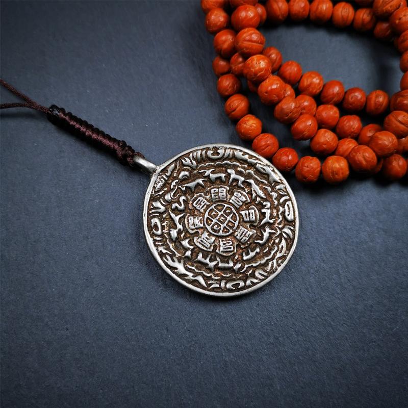 This type of Kirtimukha melong amulet was made by Tibetan craftsmen and come from Hepo Town, Baiyu County, Tibet. It is made of copper,1.7 inch diameter,the front is Tibetan Budhist amulet symbol - Melong / sipaho,tha back is Kirtimukha.