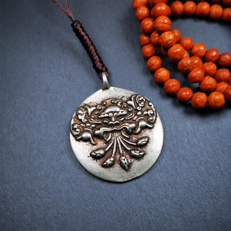 This type of Kirtimukha melong amulet was made by Tibetan craftsmen and come from Hepo Town, Baiyu County, Tibet. It is made of copper,1.7 inch diameter,the front is Tibetan Budhist amulet symbol - Melong / sipaho,tha back is Kirtimukha.
