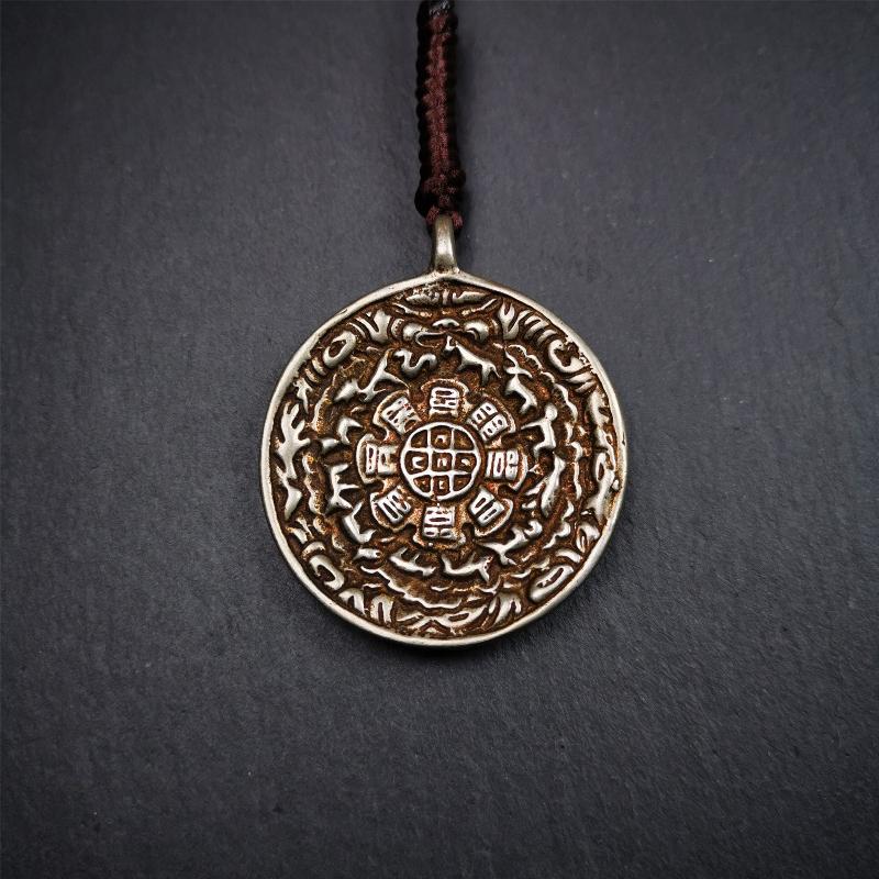 This type of Kirtimukha melong amulet was made by Tibetan craftsmen and come from Hepo Town, Baiyu County, Tibet. It is made of copper,1.7 inch diameter,the front is Tibetan Budhist amulet symbol - Melong / sipaho,tha back is Kirtimukha.
