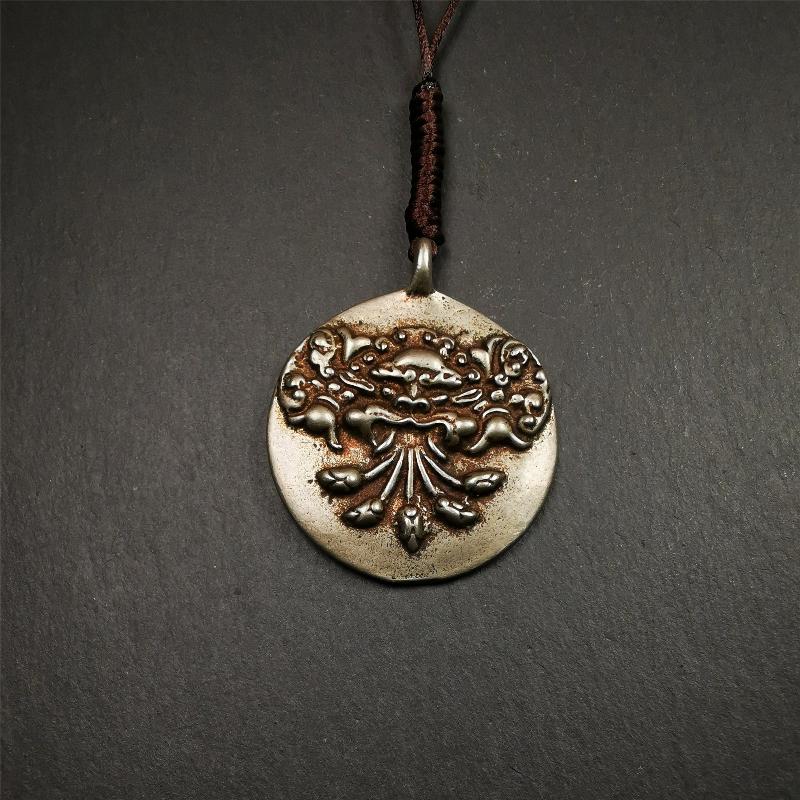 This type of Kirtimukha melong amulet was made by Tibetan craftsmen and come from Hepo Town, Baiyu County, Tibet. It is made of copper,1.7 inch diameter,the front is Tibetan Budhist amulet symbol - Melong / sipaho,tha back is Kirtimukha.