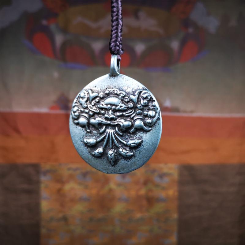 This type of Kirtimukha melong amulet was made by Tibetan craftsmen and come from Hepo Town, Baiyu County, Tibet. It is made of copper,1.7 inch diameter,the front is Tibetan Budhist amulet symbol - Melong / sipaho,tha back is Kirtimukha.