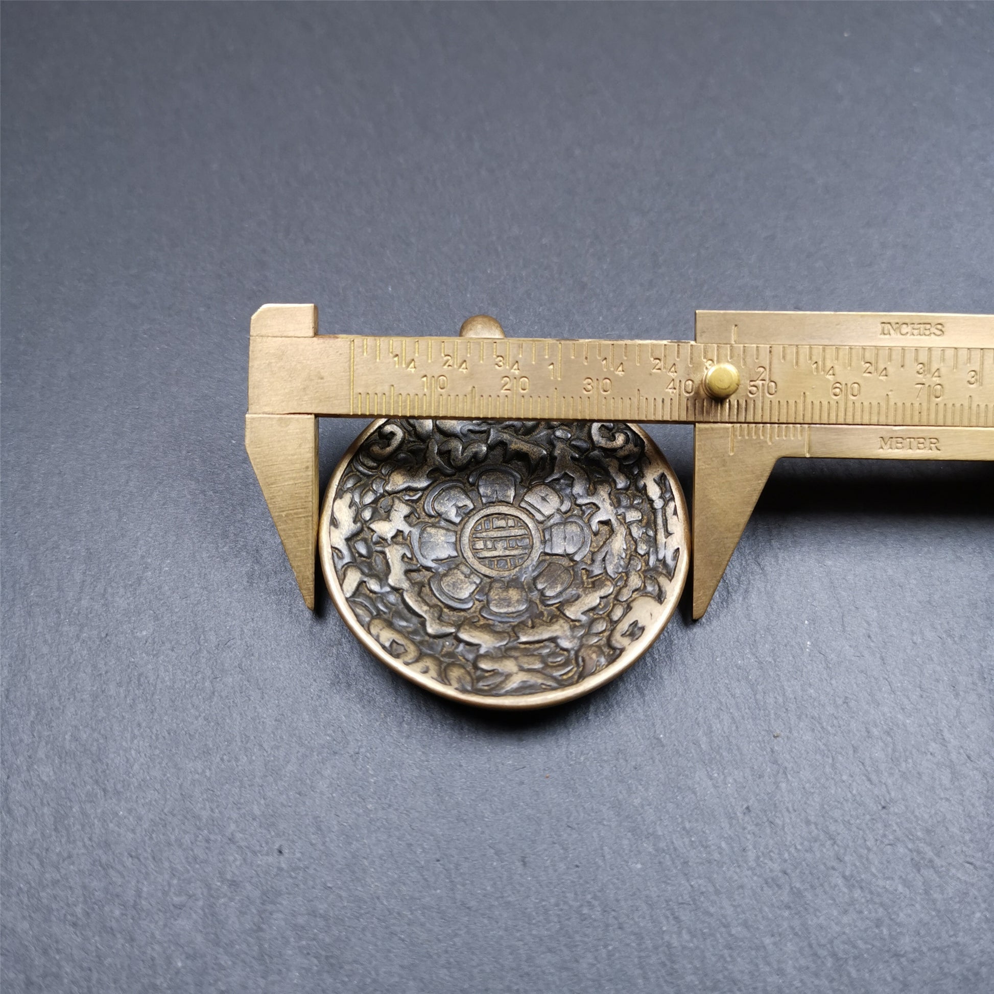 This sipaho badge was made by Tibetan craftsmen and come from Hepo Town, Baiyu County, the birthplace of the famous Tibetan handicrafts. It is round shape,made of brass,1.88 inch.The front pattern is Tibetan Budhist Protective Symbol - SIPAHO.