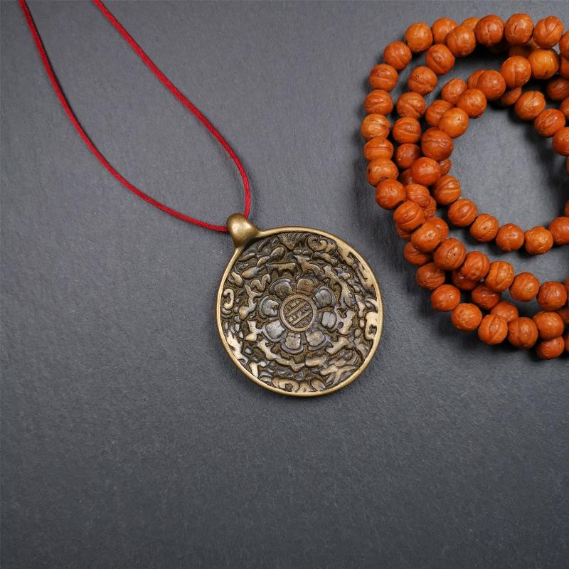 This sipaho badge was made by Tibetan craftsmen and come from Hepo Town, Baiyu County, the birthplace of the famous Tibetan handicrafts. It is round shape,made of brass,1.88 inch.The front pattern is Tibetan Budhist Protective Symbol - SIPAHO.