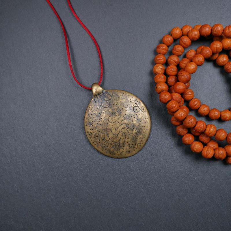This sipaho badge was made by Tibetan craftsmen and come from Hepo Town, Baiyu County, the birthplace of the famous Tibetan handicrafts. It is round shape,made of brass,1.88 inch.The front pattern is Tibetan Budhist Protective Symbol - SIPAHO.