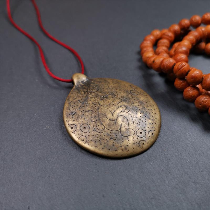 This sipaho badge was made by Tibetan craftsmen and come from Hepo Town, Baiyu County, the birthplace of the famous Tibetan handicrafts. It is round shape,made of brass,1.88 inch.The front pattern is Tibetan Budhist Protective Symbol - SIPAHO.