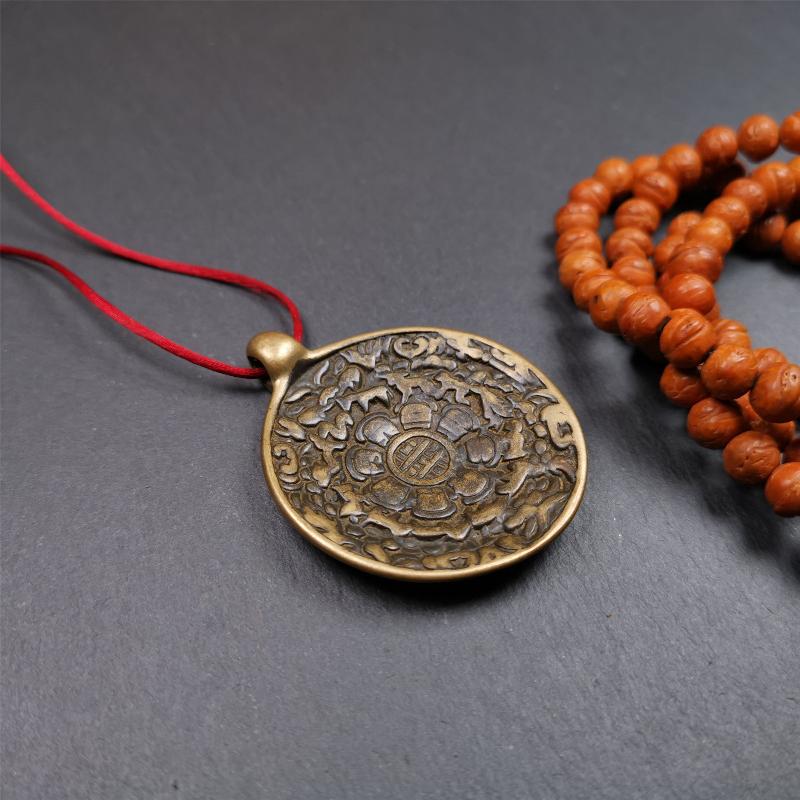 This sipaho badge was made by Tibetan craftsmen and come from Hepo Town, Baiyu County, the birthplace of the famous Tibetan handicrafts. It is round shape,made of brass,1.88 inch.The front pattern is Tibetan Budhist Protective Symbol - SIPAHO.