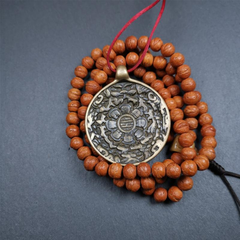 This sipaho badge was made by Tibetan craftsmen and come from Hepo Town, Baiyu County, the birthplace of the famous Tibetan handicrafts. It is round shape,made of brass,1.88 inch.The front pattern is Tibetan Budhist Protective Symbol - SIPAHO.