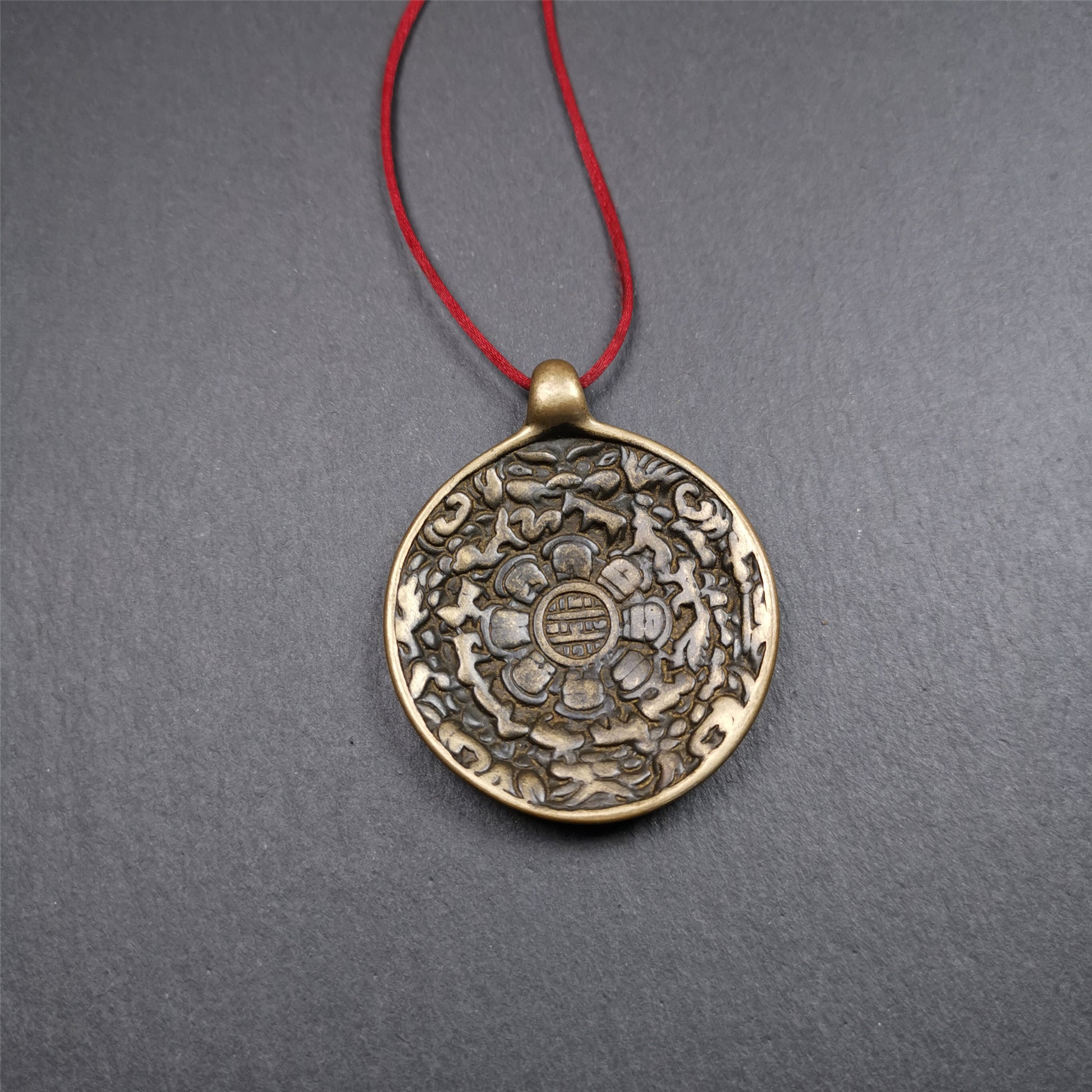 This sipaho badge was made by Tibetan craftsmen and come from Hepo Town, Baiyu County, the birthplace of the famous Tibetan handicrafts. It is round shape,made of brass,1.88 inch.The front pattern is Tibetan Budhist Protective Symbol - SIPAHO.