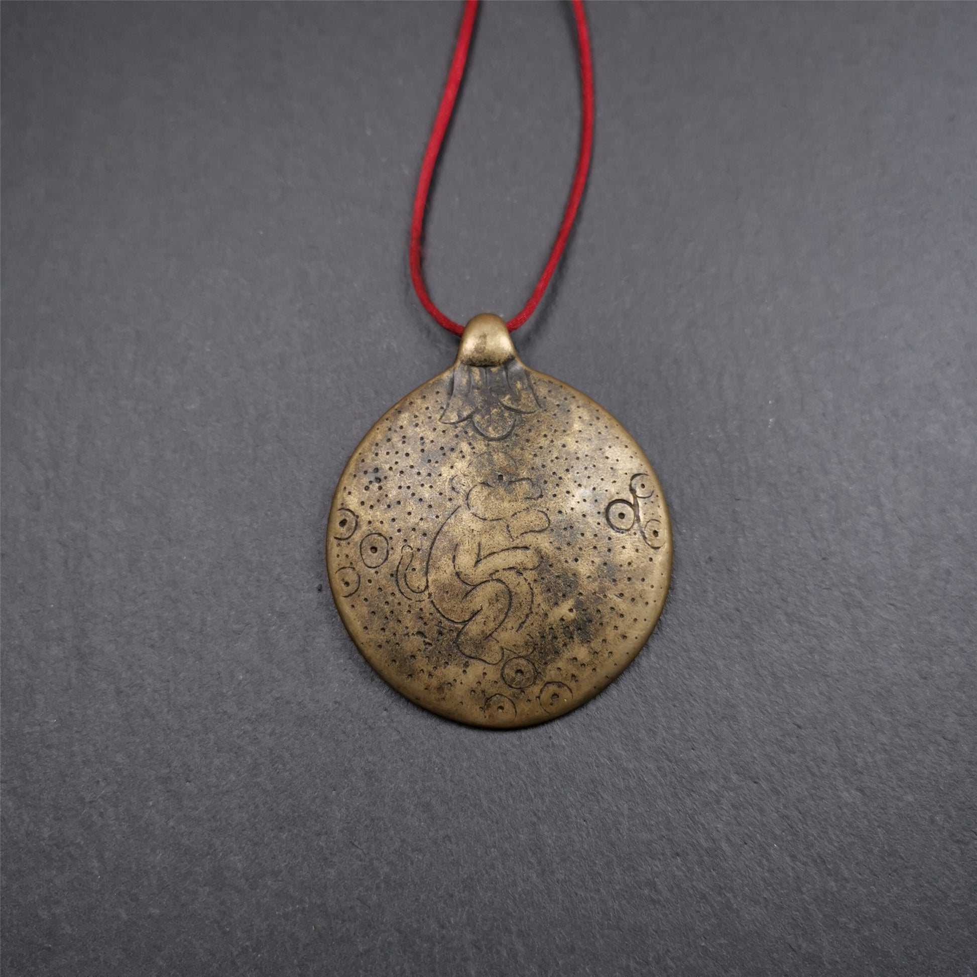 This sipaho badge was made by Tibetan craftsmen and come from Hepo Town, Baiyu County, the birthplace of the famous Tibetan handicrafts. It is round shape,made of brass,1.88 inch.The front pattern is Tibetan Budhist Protective Symbol - SIPAHO.