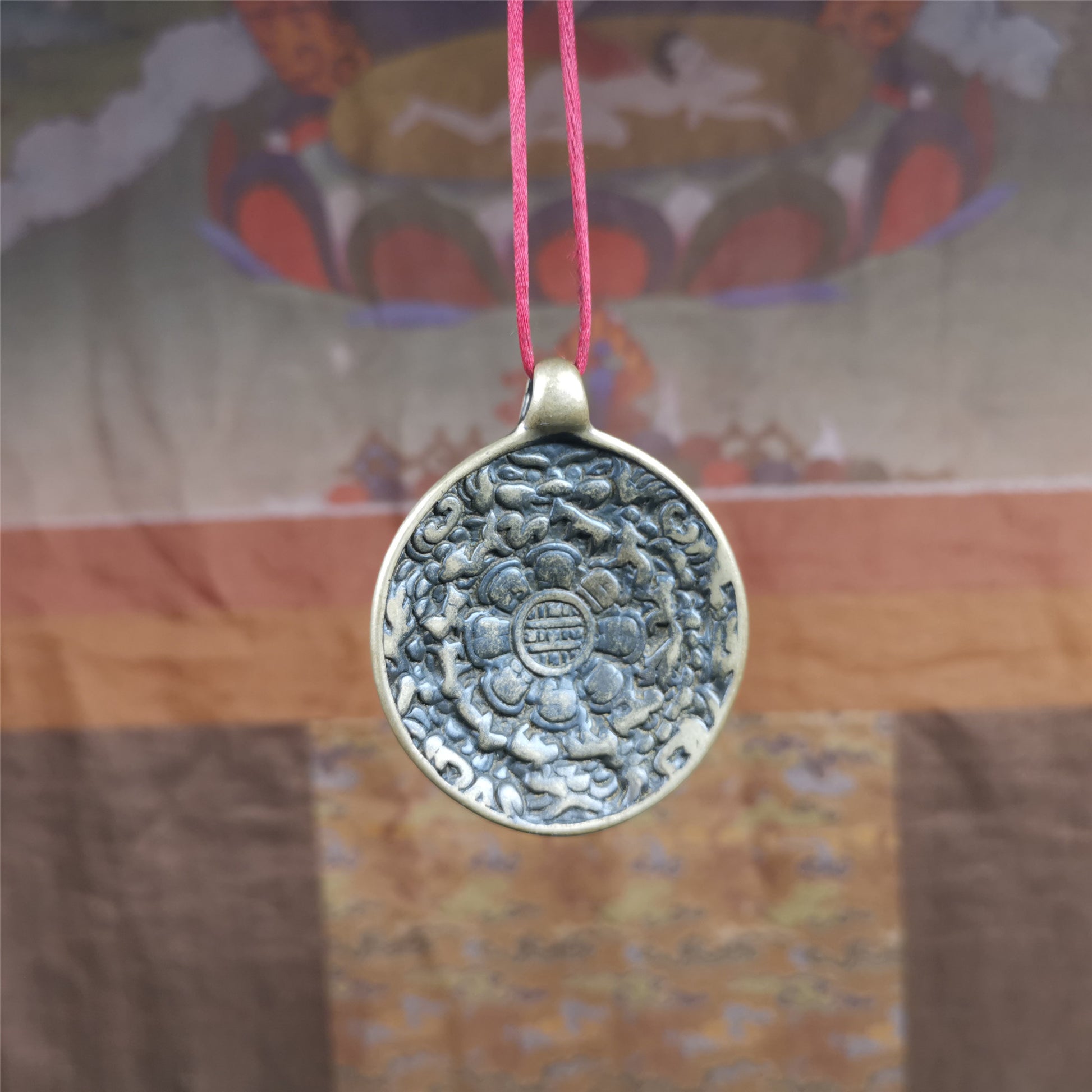 This sipaho badge was made by Tibetan craftsmen and come from Hepo Town, Baiyu County, the birthplace of the famous Tibetan handicrafts. It is round shape,made of brass,1.88 inch.The front pattern is Tibetan Budhist Protective Symbol - SIPAHO.
