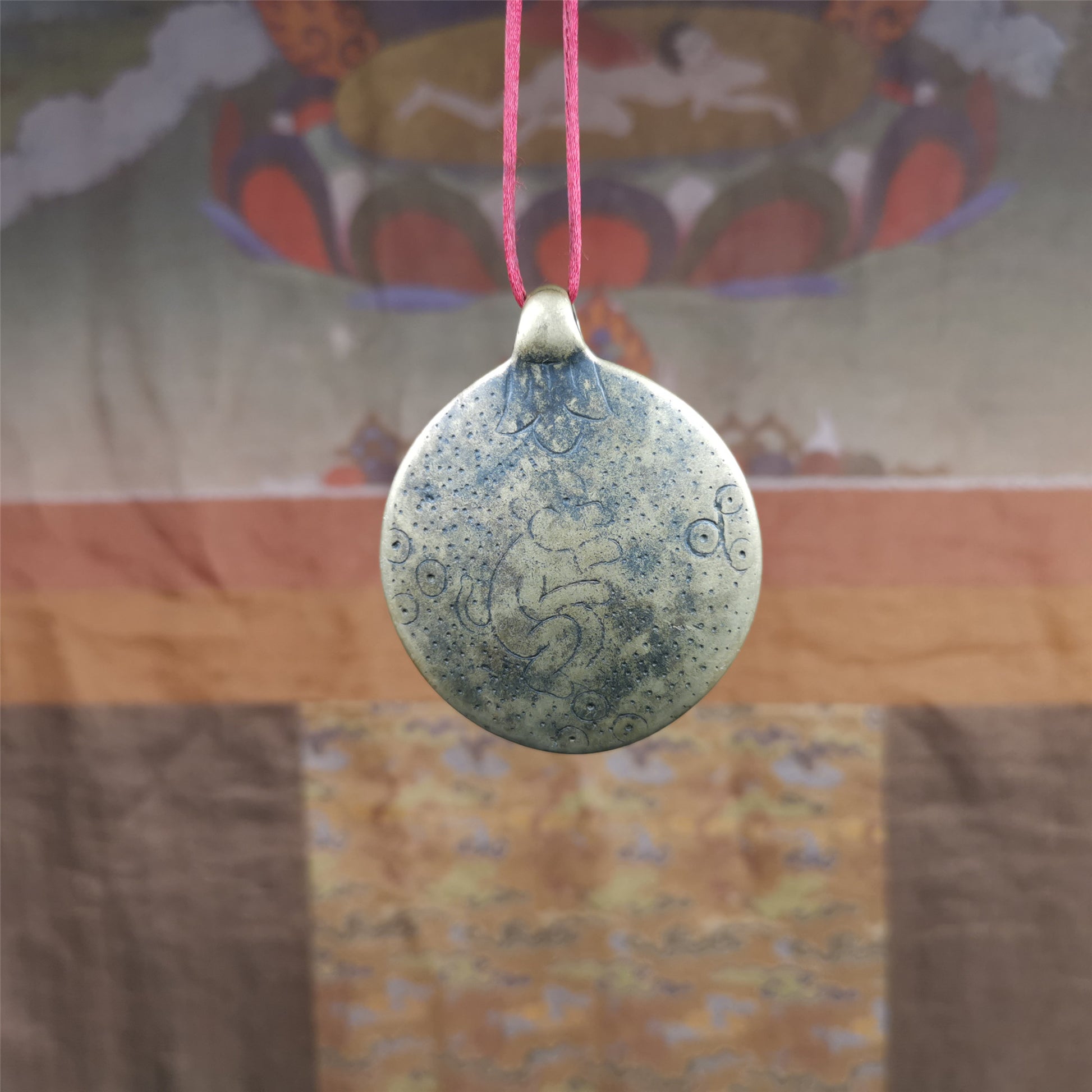 This sipaho badge was made by Tibetan craftsmen and come from Hepo Town, Baiyu County, the birthplace of the famous Tibetan handicrafts. It is round shape,made of brass,1.88 inch.The front pattern is Tibetan Budhist Protective Symbol - SIPAHO.