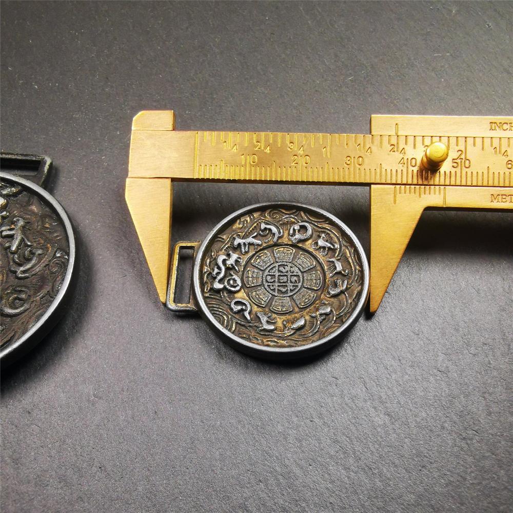 This set of sipaho badge was made by Tibetan craftsmen and come from Hepo Town, Baiyu County,Tibet. It is round shape,made of white copper.The front pattern is Tibetan Budhist Protective Symbol - SIPAHO(srid pa ho),the back is the cross vajra symbol.