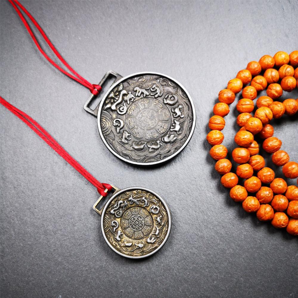 This set of sipaho badge was made by Tibetan craftsmen and come from Hepo Town, Baiyu County,Tibet. It is round shape,made of white copper.The front pattern is Tibetan Budhist Protective Symbol - SIPAHO(srid pa ho),the back is the cross vajra symbol.