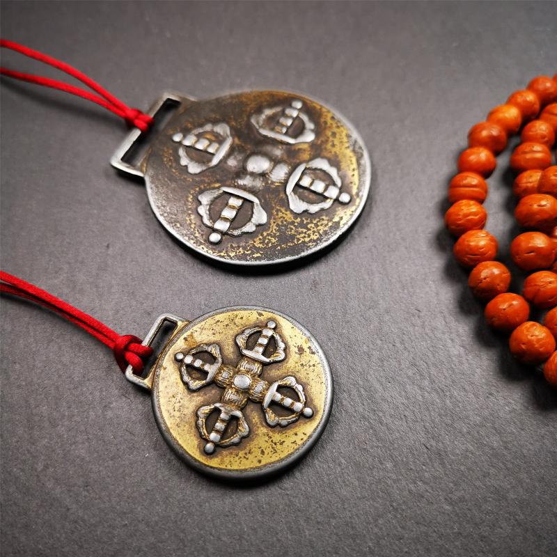 This set of sipaho badge was made by Tibetan craftsmen and come from Hepo Town, Baiyu County,Tibet. It is round shape,made of white copper.The front pattern is Tibetan Budhist Protective Symbol - SIPAHO(srid pa ho),the back is the cross vajra symbol.