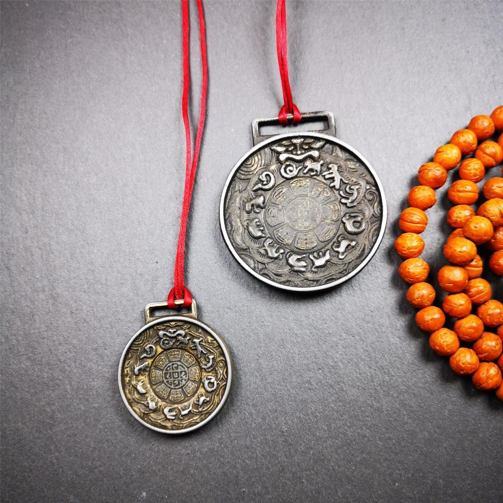 This set of sipaho badge was made by Tibetan craftsmen and come from Hepo Town, Baiyu County,Tibet. It is round shape,made of white copper.The front pattern is Tibetan Budhist Protective Symbol - SIPAHO(srid pa ho),the back is the cross vajra symbol.
