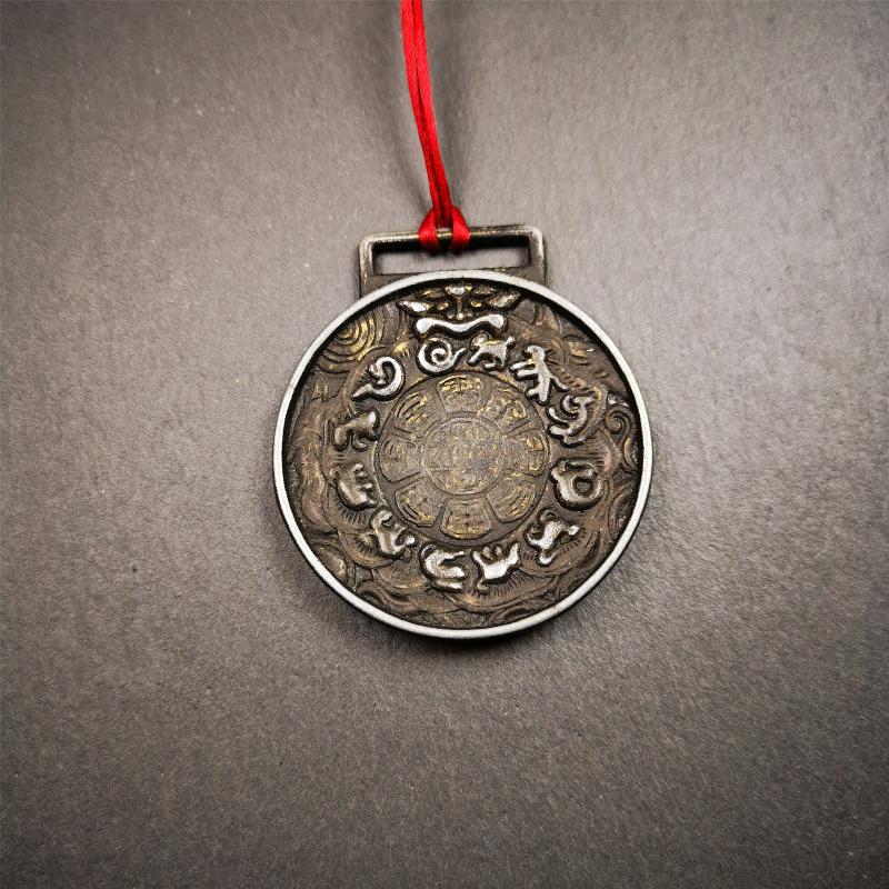 This set of sipaho badge was made by Tibetan craftsmen and come from Hepo Town, Baiyu County,Tibet. It is round shape,made of white copper.The front pattern is Tibetan Budhist Protective Symbol - SIPAHO(srid pa ho),the back is the cross vajra symbol.