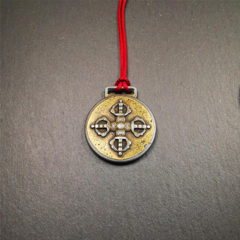 This set of sipaho badge was made by Tibetan craftsmen and come from Hepo Town, Baiyu County,Tibet. It is round shape,made of white copper.The front pattern is Tibetan Budhist Protective Symbol - SIPAHO(srid pa ho),the back is the cross vajra symbol.