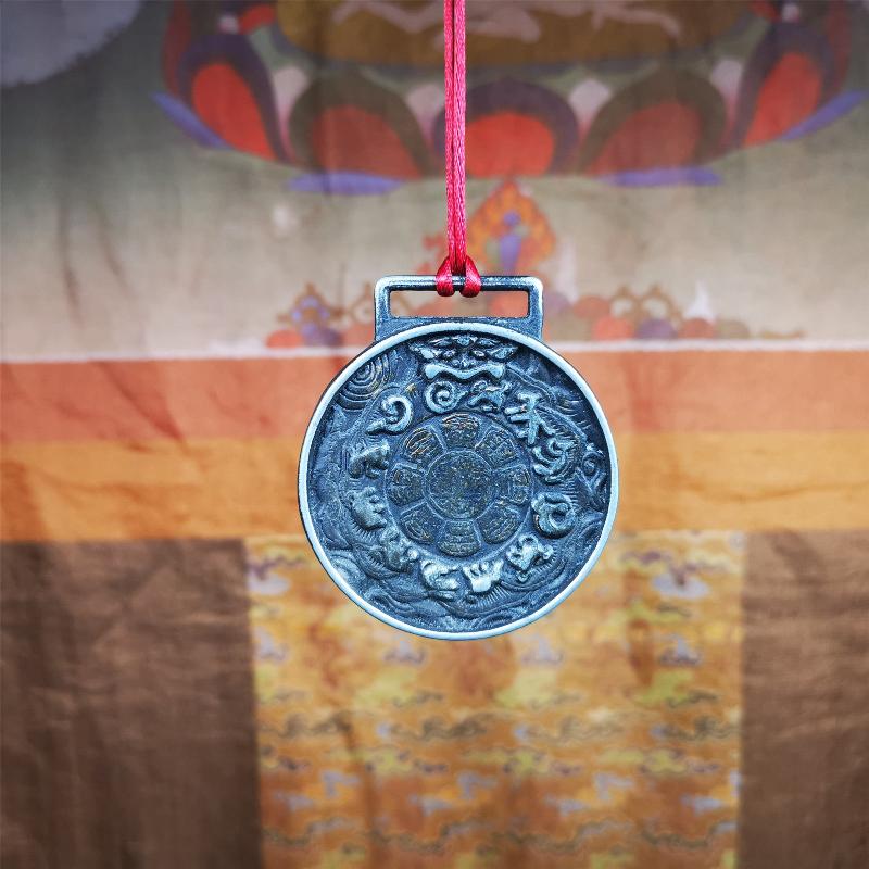 This set of sipaho badge was made by Tibetan craftsmen and come from Hepo Town, Baiyu County,Tibet. It is round shape,made of white copper.The front pattern is Tibetan Budhist Protective Symbol - SIPAHO(srid pa ho),the back is the cross vajra symbol.