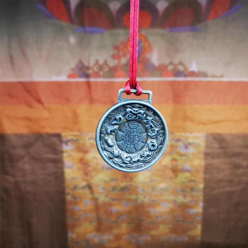 This set of sipaho badge was made by Tibetan craftsmen and come from Hepo Town, Baiyu County,Tibet. It is round shape,made of white copper.The front pattern is Tibetan Budhist Protective Symbol - SIPAHO(srid pa ho),the back is the cross vajra symbol.