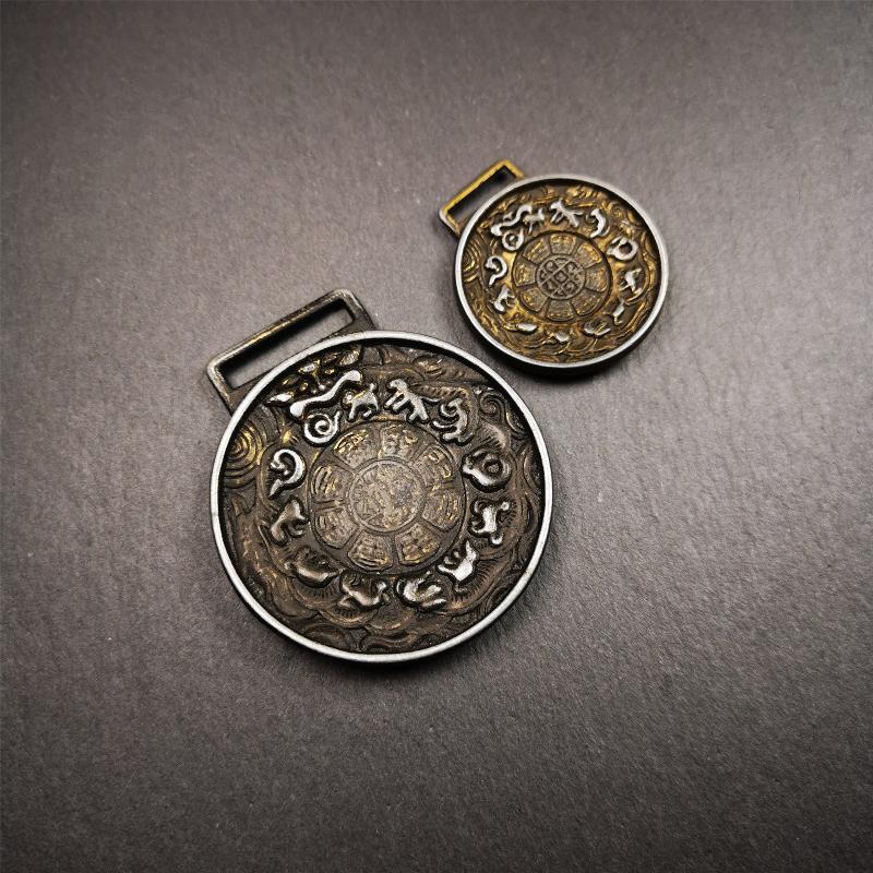 This set of sipaho badge was made by Tibetan craftsmen and come from Hepo Town, Baiyu County,Tibet. It is round shape,made of white copper.The front pattern is Tibetan Budhist Protective Symbol - SIPAHO(srid pa ho),the back is the cross vajra symbol.