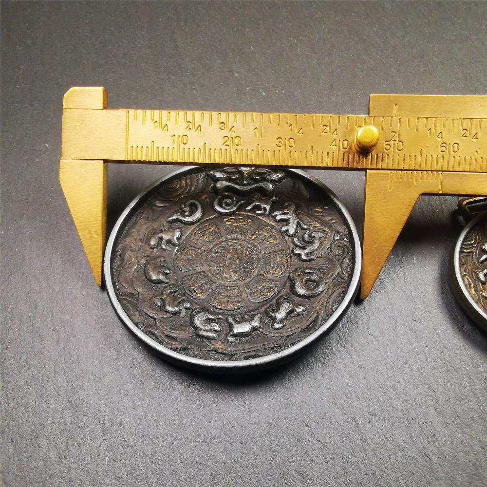This set of sipaho badge was made by Tibetan craftsmen and come from Hepo Town, Baiyu County,Tibet. It is round shape,made of white copper.The front pattern is Tibetan Budhist Protective Symbol - SIPAHO(srid pa ho),the back is the cross vajra symbol.
