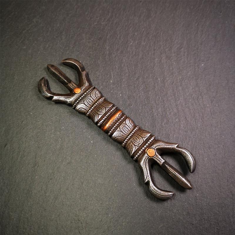 This unique vajra pendant was handmade by Tibetan craftsmen from Tibet in 1990s,from Hepo Town, Baiyu County, the birthplace of the famous Tibetan handicrafts. It is unique flat three - pronged Vajra,made of cold iron, black color,6.3 inches length.