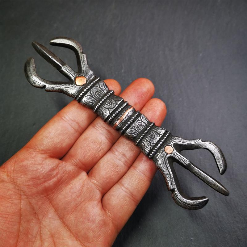 This unique vajra pendant was handmade by Tibetan craftsmen from Tibet in 1990s,from Hepo Town, Baiyu County, the birthplace of the famous Tibetan handicrafts. It is unique flat three - pronged Vajra,made of cold iron, black color,6.3 inches length.