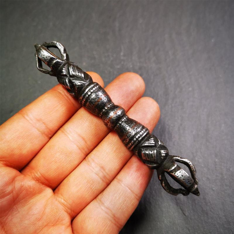 These beautiful vajra were handmade by Tibetan craftsmen from Tibet in 1990's,from Hepo Town, Baiyu County, the birthplace of the famous Tibetan handicrafts. It is five-pronged vajra,made of cold iron,inlaid copper wire,black color.