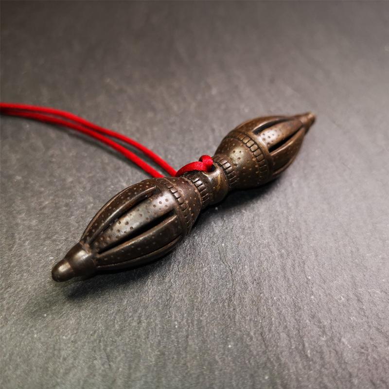 These beautiful vajra were handmade by Tibetan craftsmen from Tibet in 1990's,from Hepo Town, Baiyu County, the birthplace of the famous Tibetan handicrafts. It is nine-pronged vajra,made of cold iron,3.07 inches length. You can make it a necklace, pendant, keychain, mala pendant, or put in your shrine.