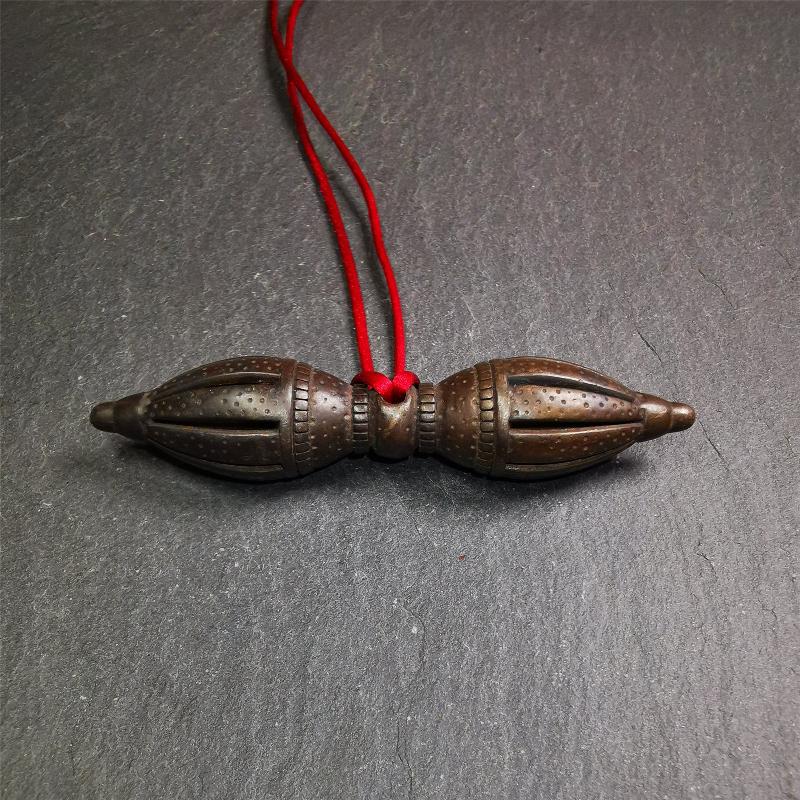 These beautiful vajra were handmade by Tibetan craftsmen from Tibet in 1990's,from Hepo Town, Baiyu County, the birthplace of the famous Tibetan handicrafts. It is nine-pronged vajra,made of cold iron,3.07 inches length. You can make it a necklace, pendant, keychain, mala pendant, or put in your shrine.