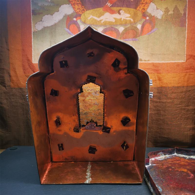 This large Gau shrine was handcrafted by Tibetan artisans from Hepo Township, Baiyu County. Each exquisite pattern on it is meticulously hand-carved,and it is embellished with the technique of gold inlay, with pure silver inlaid on the red copper material and gold-plated on the pure silver material.Its theme is Astamangala, and it features 10 mythical creatures traversing a silver-patterned meadow. The interior space of the box is quite spacious, large enough to accommodate a 12 * 8 cm Buddha statue.